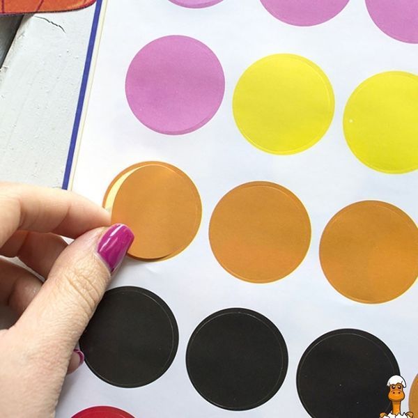 Мамалюк - Книга з наклейками Чудові свята цікаві кружечки Ranok Creative Ranok Creative RT2-830003