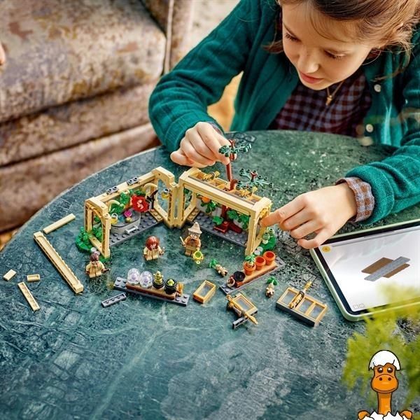 Мамалюк - Конструктор LEGO Harry Potter Замок Гогвортс урок гербології 390 деталей (76445) LEGO A4-76445